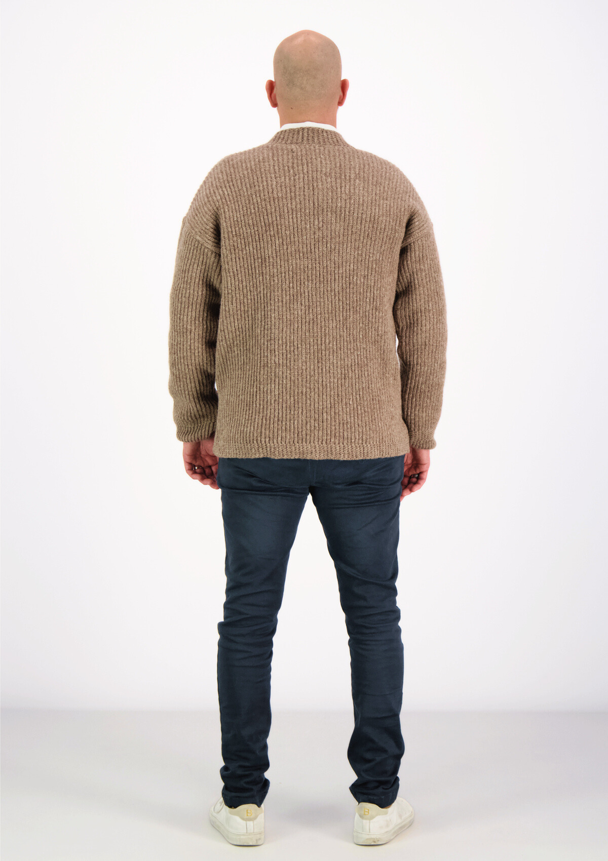 Ribbed longer beige cardigan with relaxed fit. Made of responsbile Finnish sheep wool in Finland. 