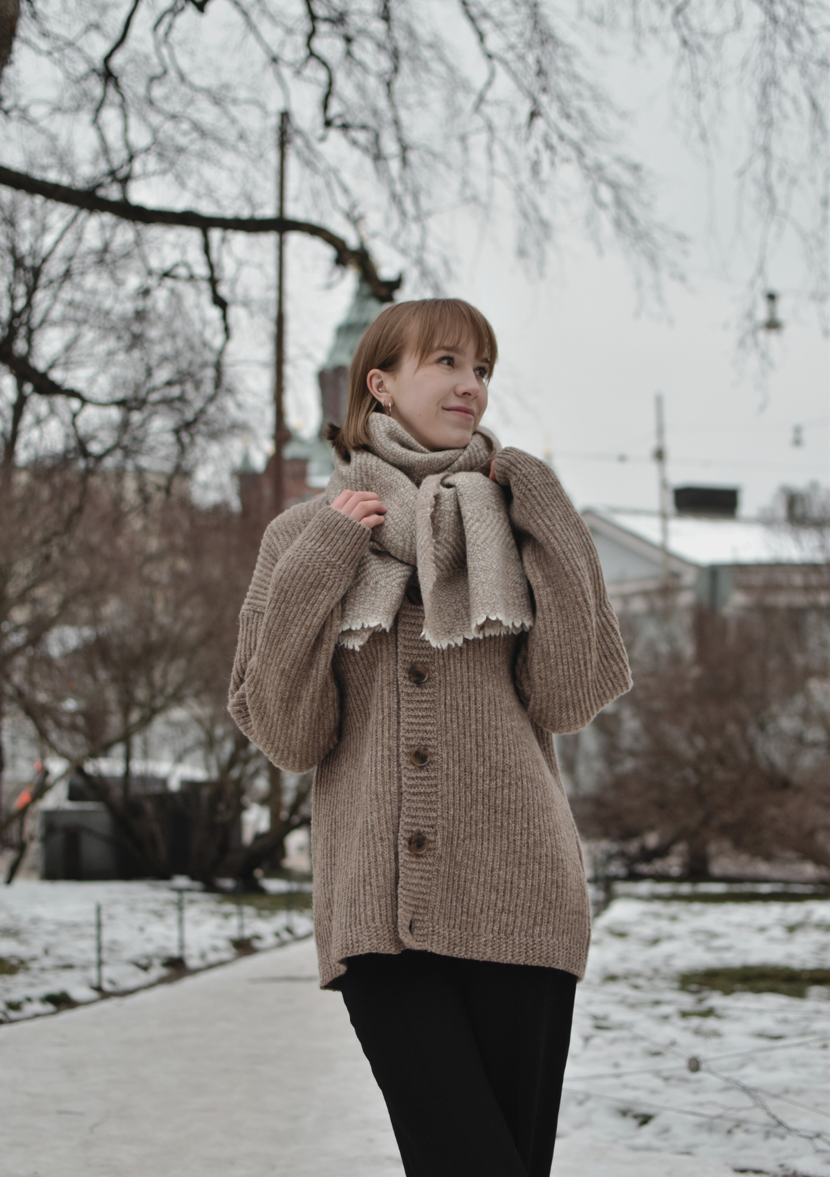 Ribbed longer beige cardigan with relaxed fit. Made of responsbile Finnish sheep wool in Finland. 