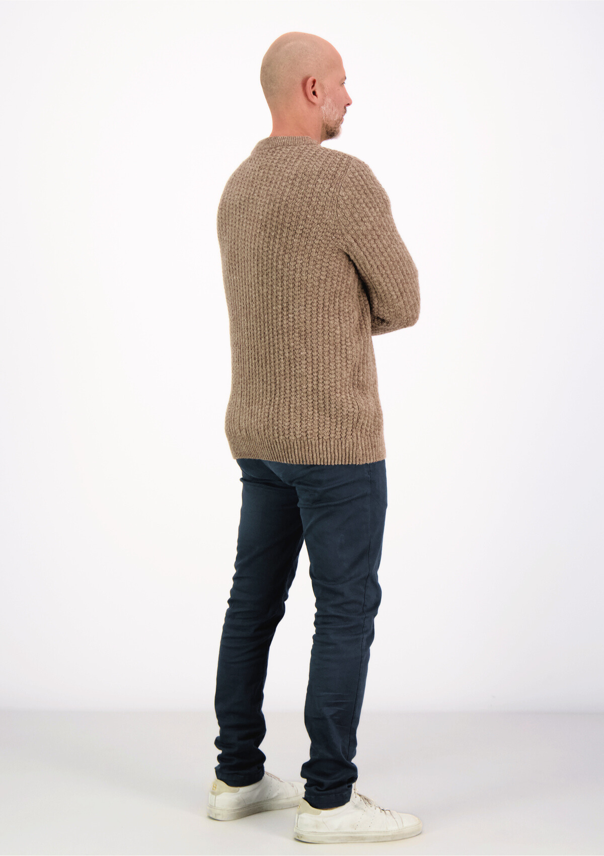 O-neck beige knit made of Finnish responsible sheep wool and manufactured in Finland. 