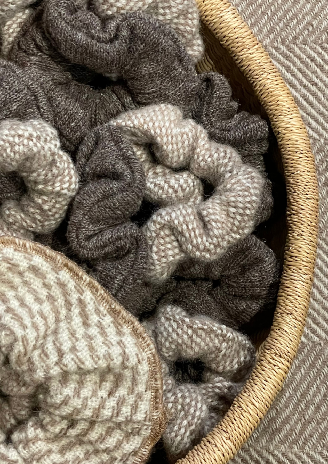 A wool scrunchie that is gentle and warm for the hair and head. Made in Helsinki, material Finnish sheep wool. Comes in beige and brown. 