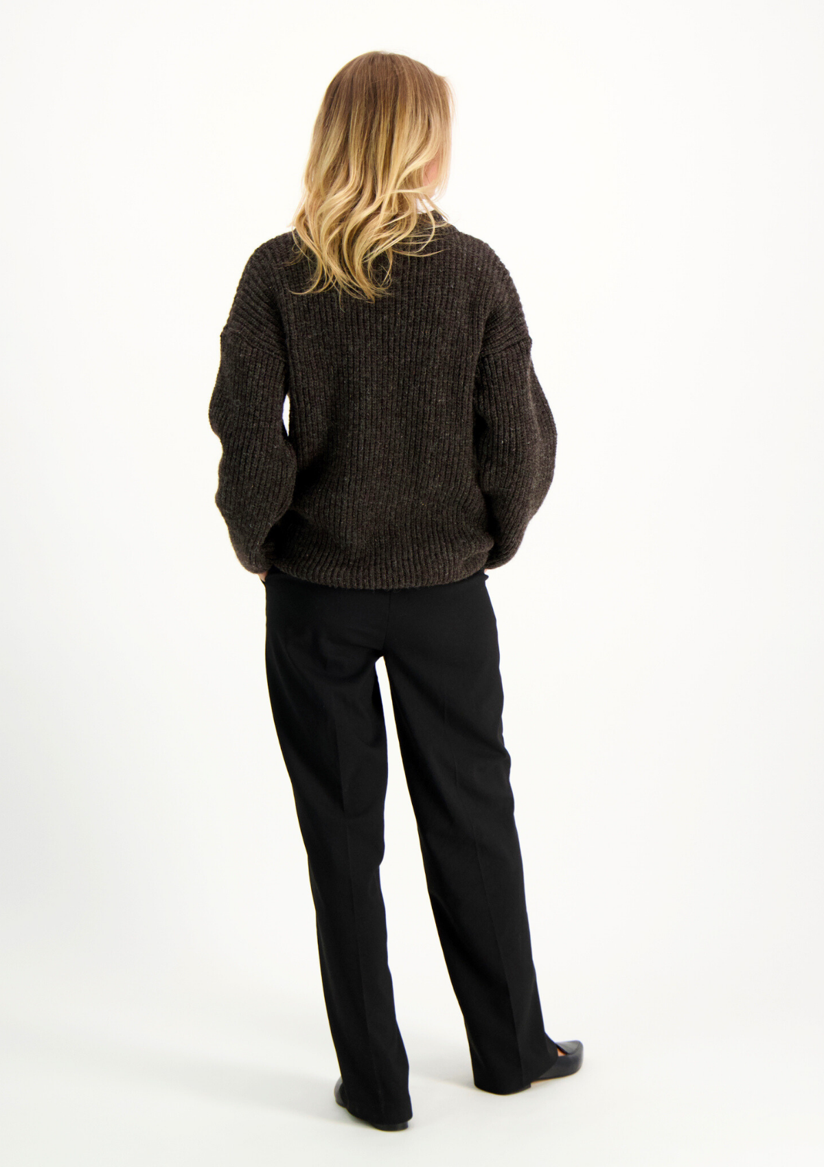 Ribbed brown o-neck knit with a relaxed fit made of Finnish sheep wool and manufactured in Finland