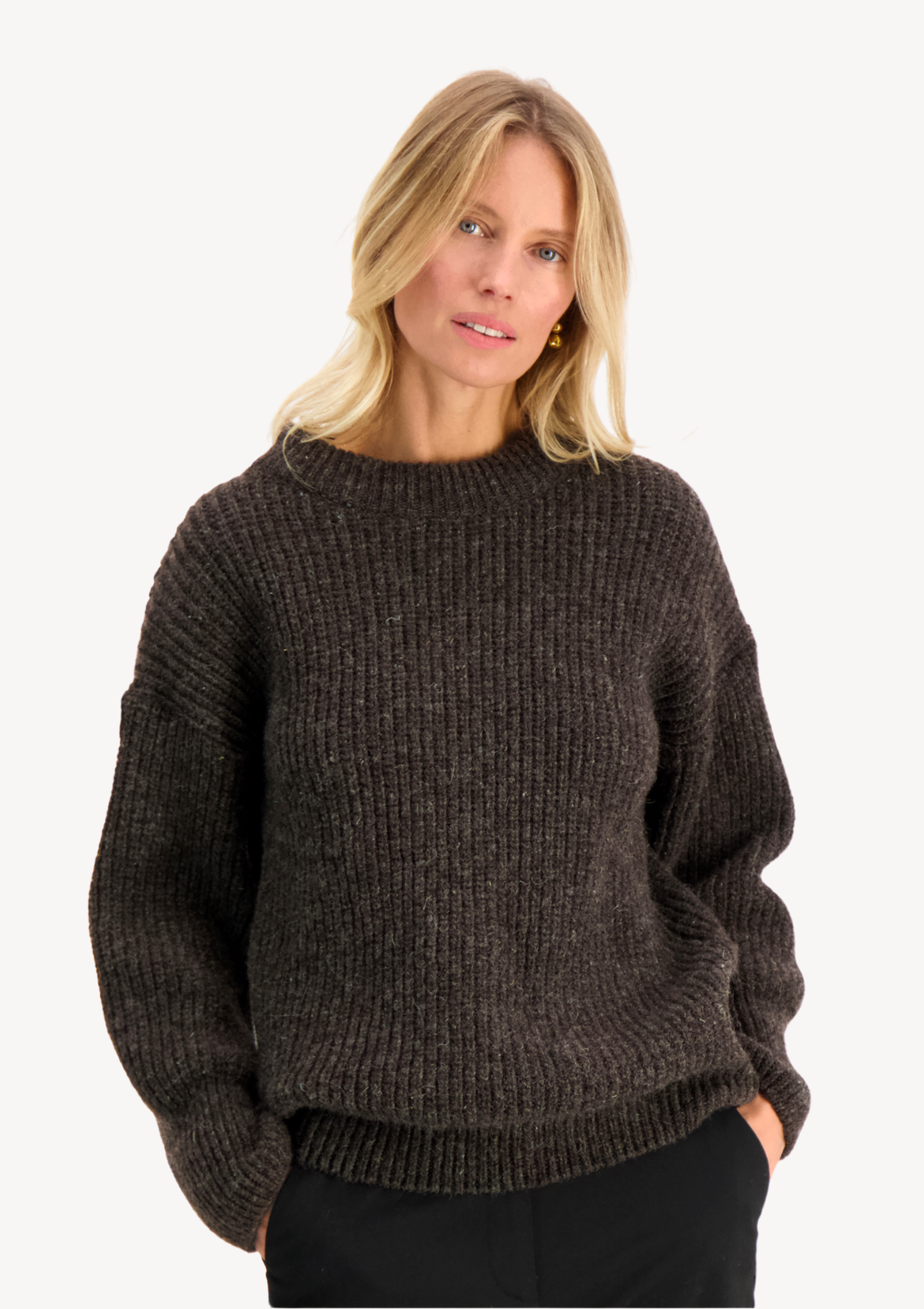 Ribbed brown o-neck knit with a relaxed fit made of Finnish sheep wool and manufactured in Finland