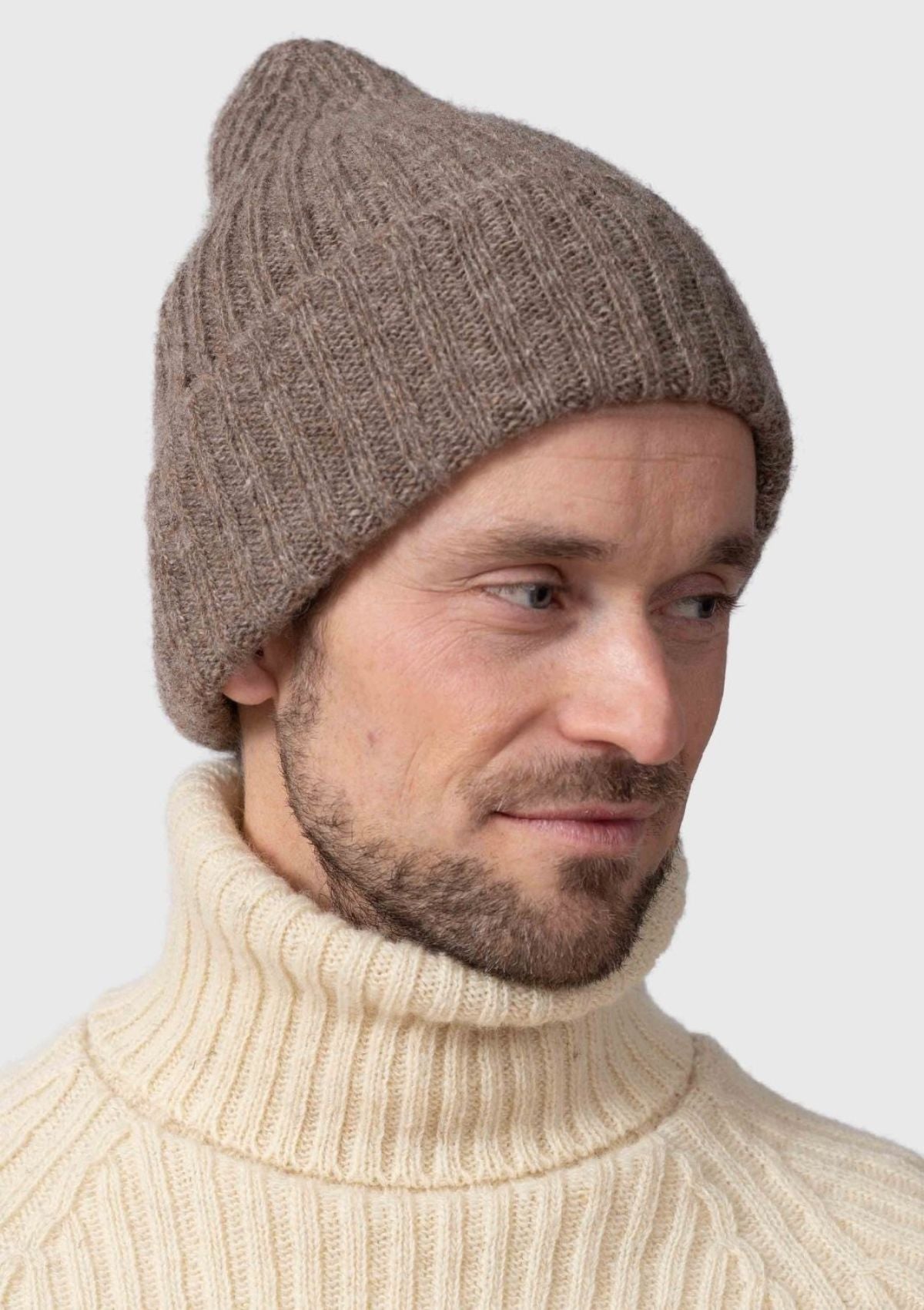 Ribbed beanie in beige color made out of responsible Finnish sheep wool. Loose fit. Manufactured in Finland. 